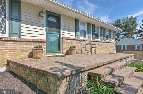 1517 Hilltop Rd, Downingtown, PA 19335-3520
