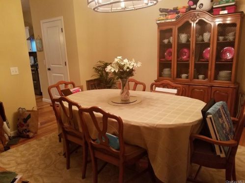 8 Summit Dr, Marlborough NY  12542-6408 exterior