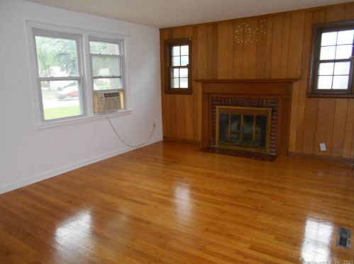 429 Elm St, Windsor Locks CT  06096-1604 exterior