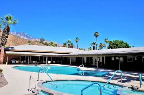 70 Santa Monica St, Palm Springs CA  92264-5257 exterior