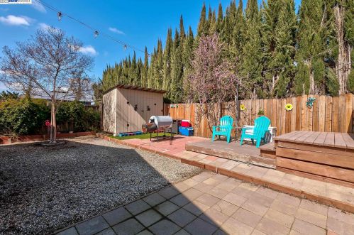 445 Parkwood Dr, Manteca CA  95336-2848 exterior