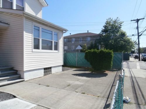 3175 Layton Ave, Bronx, NY 10465-1512