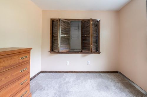 15 Independence Ln, North Haven CT  06473-1517 exterior