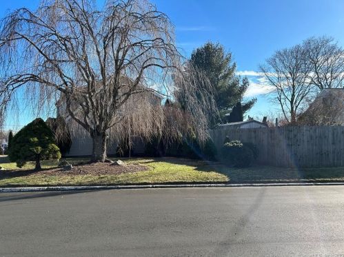 24 Meetinghouse Ln, Milford, CT 06460-6914