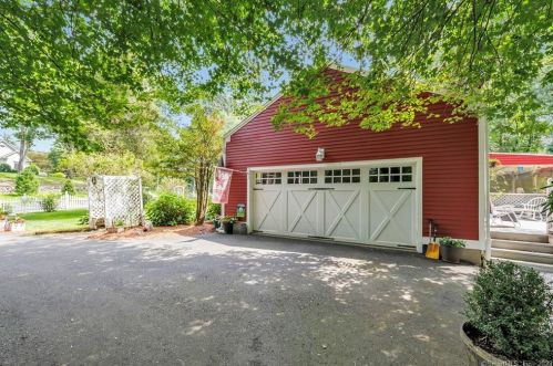40 Burroughs Rd, Bridgeport, CT 06612-1410