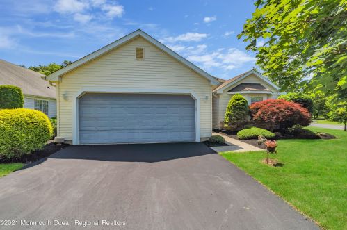 33 Rosewood Dr, Lakewood, NJ 08701-5756