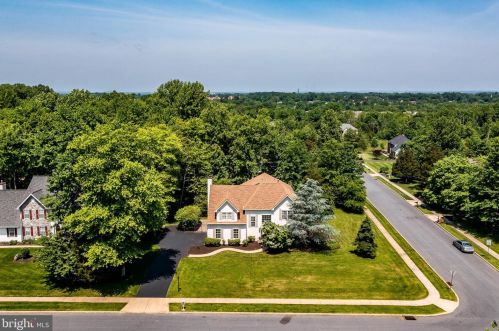 1042 Charter Oaks Dr, Lansdale PA exterior