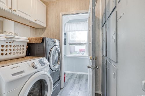 661 East Dr, North Lindenhurst NY  11757-3106 exterior