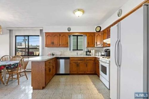 232 Kamena St, Fairview NJ  07022-1705 exterior