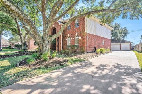 706 Huntercrest St, Taylor Lake Village, TX 77586-5933