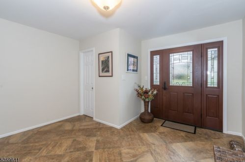 4 Laurel Ct, Verona, NJ 07044-1712