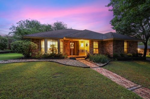 7721 Skylake Dr, Fort Worth, TX 76179-2817