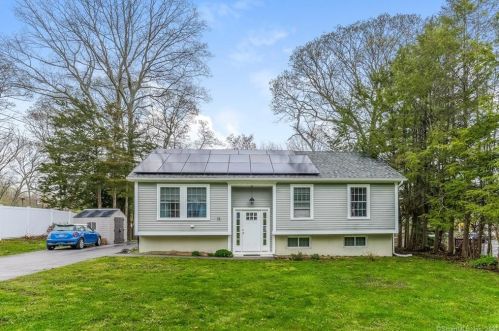 15 Country Club Dr, Gales Ferry, CT 06339-1714