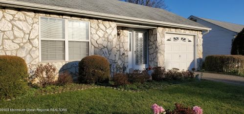 34 Mansfield Dr, Bricktown, NJ 08724-4902