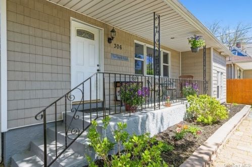306 Pulaski Rd, Elwood, NY 11731-2134