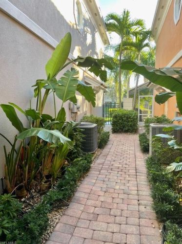 5633 Cove Cir, Naples, FL 34119-9531