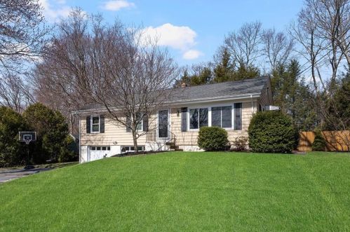 32 Rolling Acres Dr, Cumberland RI  02864-2614 exterior