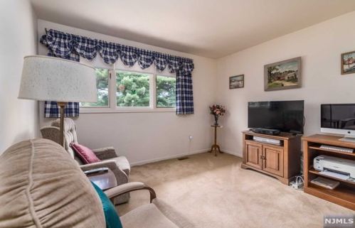 31 Erskine Ct, Mahwah NJ  07430-2014 exterior