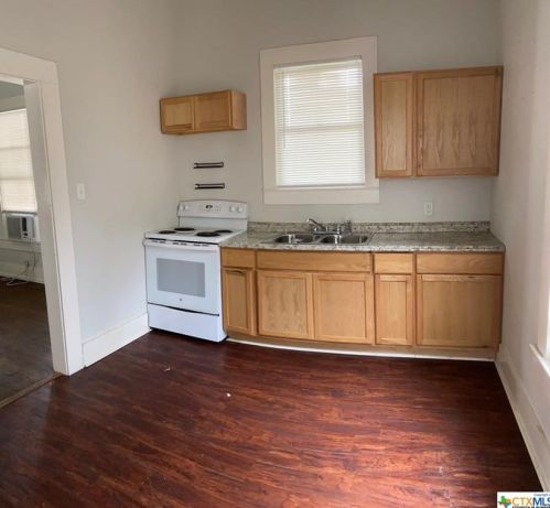 211 Kingsbury St, Seguin TX  78155-2603 exterior
