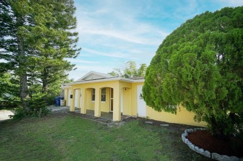 1313 Viking Dr, Tarpon Springs, FL 34691-5171