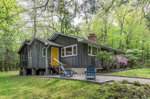3 Arthur St, Danbury, CT 06810-8307