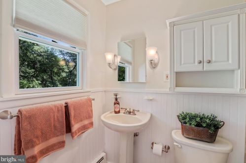 568 Countess Dr, Yardley PA 19067-4616 exterior