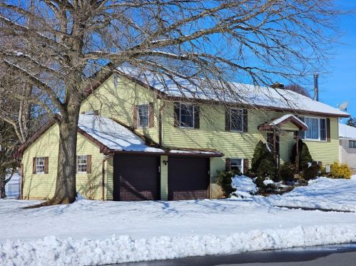 2200 Meadow Lane Dr, Easton, PA 18040-7512