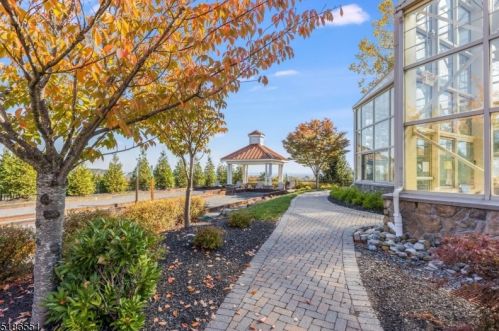 102 Quarry Dr, West Paterson NJ  07424-4255 exterior