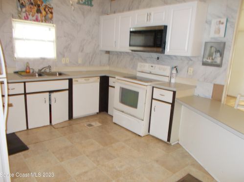 824 Hyacinth Cir, Sebastian, FL 32976-7663