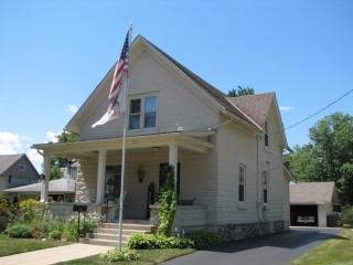 411 Pleasant St, Mukwonago, WI 53149-1230