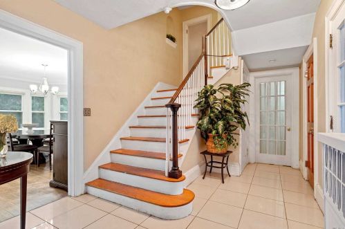 4 Woodland Pl, White Plains, NY 10606-2700