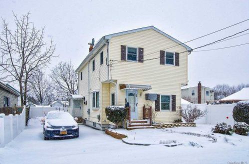 19 Wilford St, Bethpage, NY 11714-3520