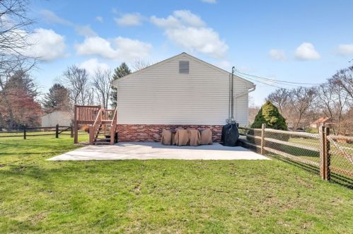 2500 Hollywood Dr, Gibsonia PA  15044-8385 exterior