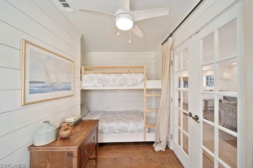 220 Palm Lk Dr, Sanibel FL 33957-5601 exterior