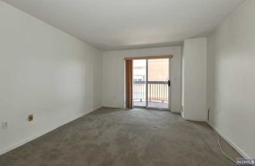 402 Hancock Ct, Edgewater NJ  07020-1627 exterior