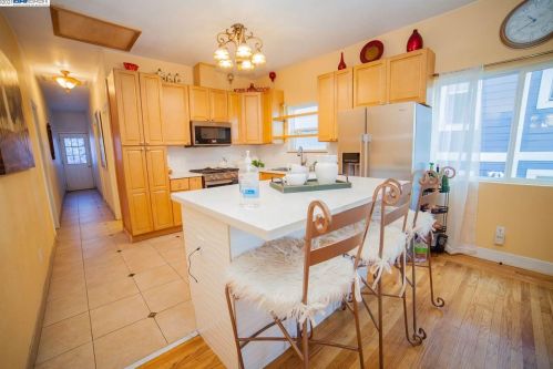 1610 14th St, Oakland CA  94607-1512 exterior