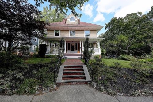 690 Angell St, Providence, RI 02906-5552