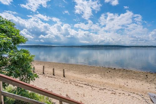 172 Old Winkle Point Rd, Northport, NY 11768-1163