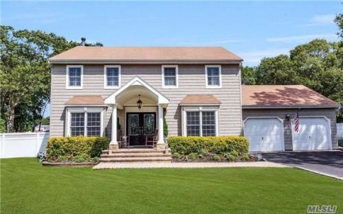 15 Bishop Ln, Holbrook, NY 11741-4737
