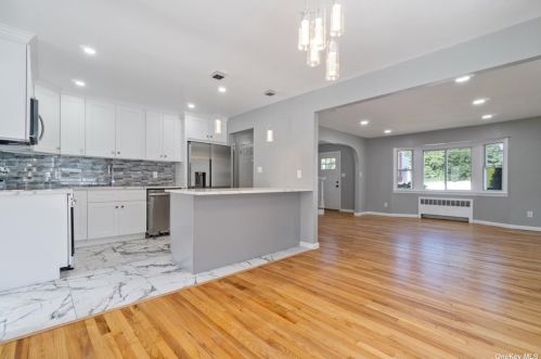 247 Garden St, Westbury NY  11590-3842 exterior
