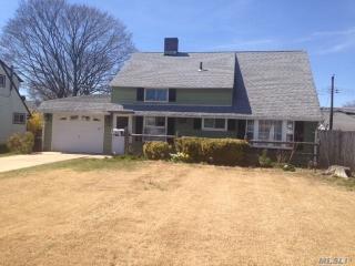 23 Starlight Ln, Plainedge, NY 11756-4426