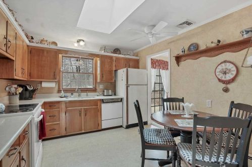 80 Gold Rd, New Hamburg, NY 12590-3643