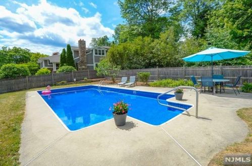 1 Ferris Ct, Ho Ho Kus NJ  07423-1017 exterior