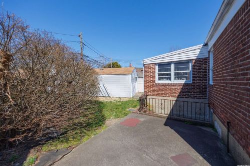 86 Diamond St, Floral Park NY  11003-4216 exterior