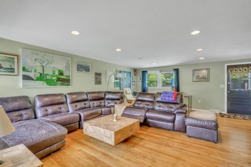 35 Keeney St, Manchester CT 06040-7054 exterior