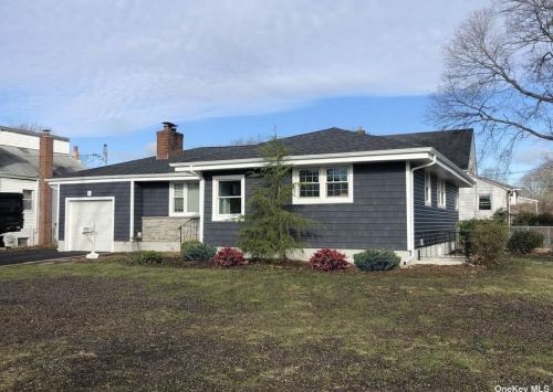 339 5th St, West Islip, NY 11795-1839