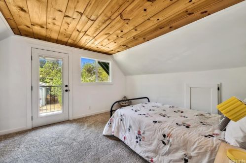 2161 Pinewood Dr, South Lake Tahoe CA  96150-5146 exterior