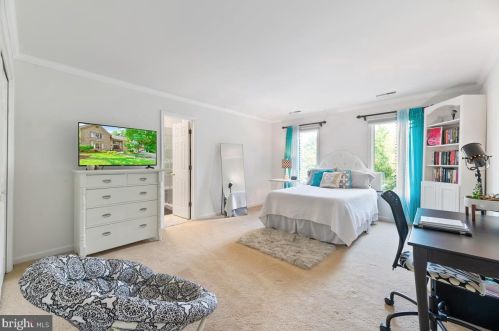 9106 Meadowcreek Ln, Lorton VA  22079-3238 exterior