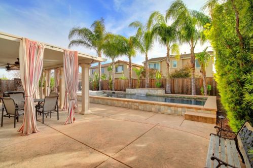 9872 Winkle Cir, Elk Grove CA  95757-6276 exterior