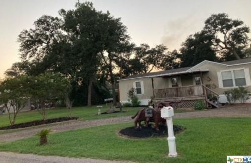 415 Holly Ln, Victoria, TX 77905-0638